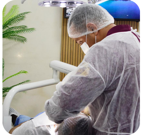 Dr. Rodrigo Lopes atendendo